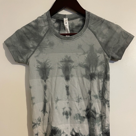 Lululemon Swiftly Tech Short Sleeve 2.0 | Size 4 - Picture 2 of 4